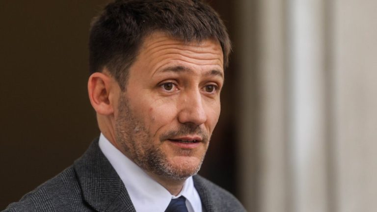 Por error en cuentas de luz: Oposición anuncia acusación constitucional contra Diego Pardow