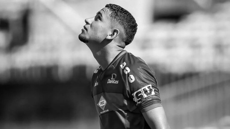 Conmoción: Futbolista de 20 años murió tras chocar su moto contra una vaca en Brasil