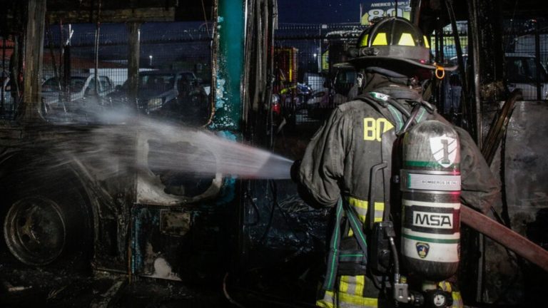 Hubo barricadas y fuegos artificiales: Manifestantes quemaron un bus RED en Maipú