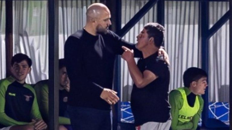 Insólito: Hincha en estado de ebriedad entró a la cancha, cuestionó a DT y terminó detenido en Uruguay