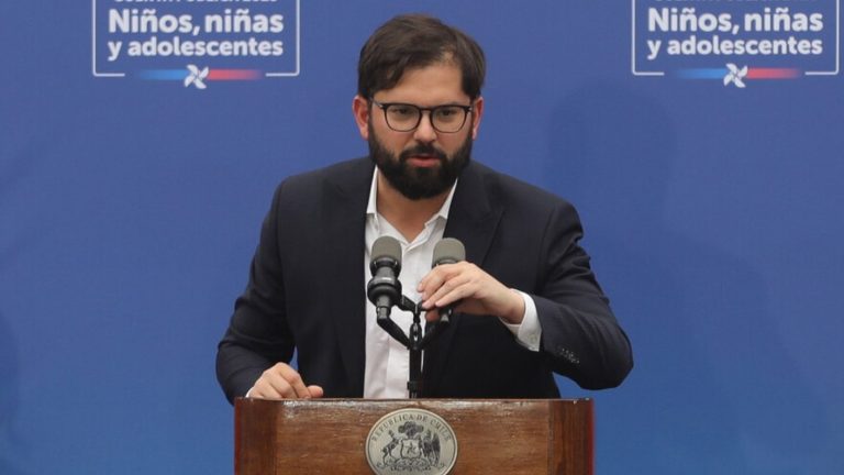 Pdte. Boric arremete contra “quienes ocupan bots para hacer campaña”: “La violencia va mucho más allá”