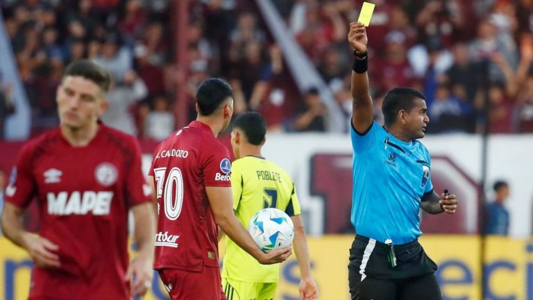 “Es penal”: Furia en los hinchas de Lanús por mano de Fabián Hormazábal en duelo ante la U