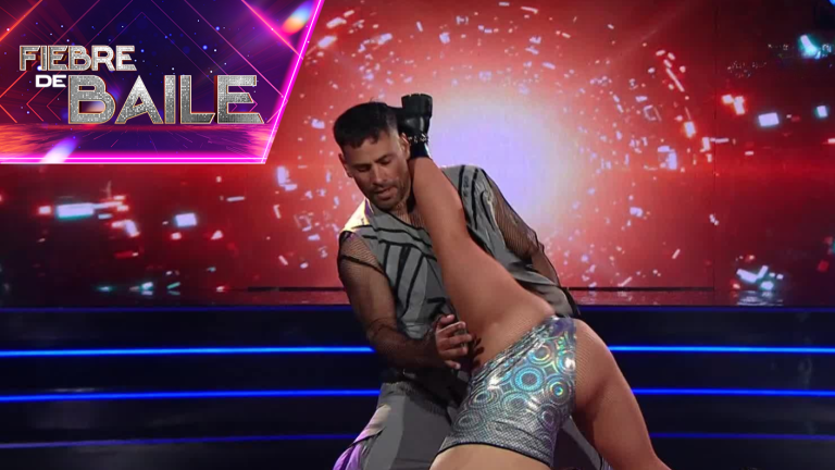 VIDEO | Claudio Valdivia recibió una patada en la cara EN VIVO y rompió su pantalón durante presentación