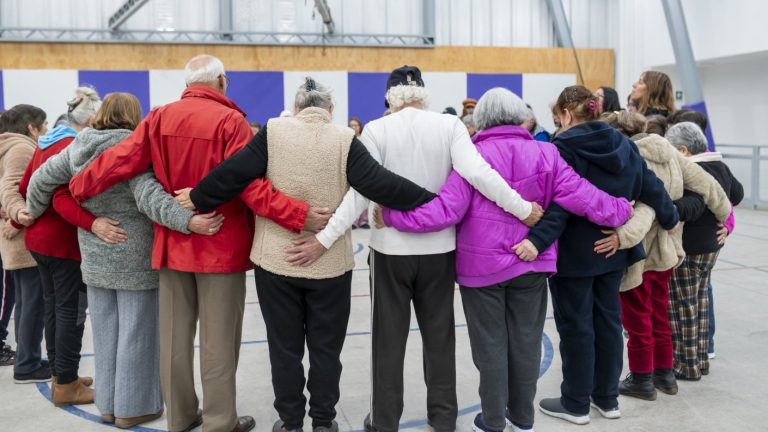 Entel impulsa programa para mayores de 55 años y enfrenta la brecha digital generada por el cambio demográfico