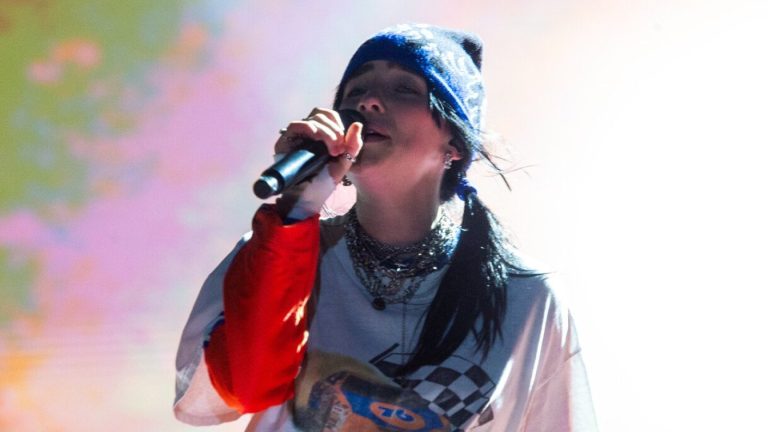 VIDEO | Captan momento exacto de fuerte agresión a Billie Eilish en pleno concierto