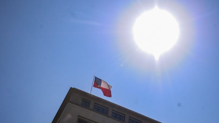 Cielos nublados y lluvias al sur: Así estará el tiempo este martes en todo Chile