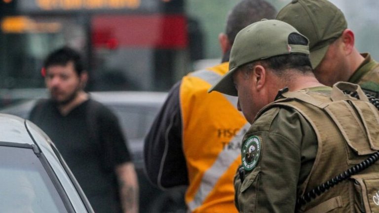 Carabinero fue golpeado y amenazado de muerte por dueño de auto mal estacionado en Macul