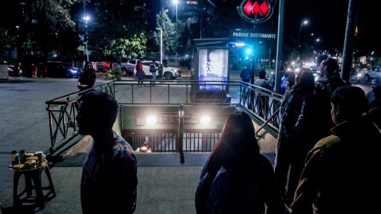 Metro de Santiago informa problemas en casi la mitad de la Línea 5 por tren detenido