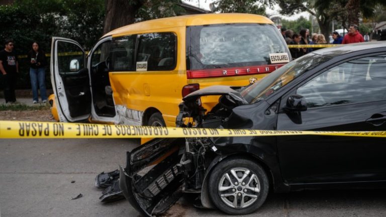 Nuevo accidente de furgón escolar con vehículo particular deja personas lesionadas en Conchalí