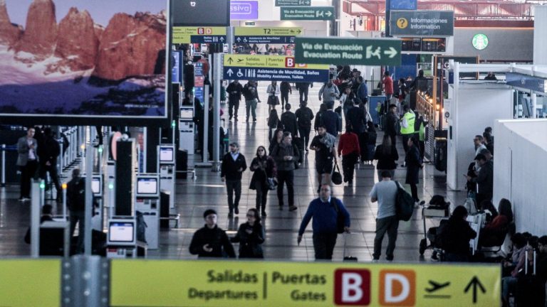DGAC activa protocolos de emergencia en aeropuerto de Santiago por aviso de bomba