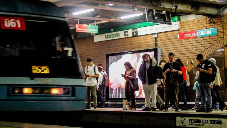 Metro de Santiago informa reapertura de estación Santa Isabel tras manifestaciones