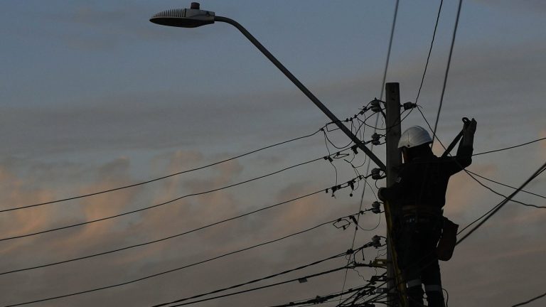 Reportan masivo corte de luz en gran parte de centro de Santiago