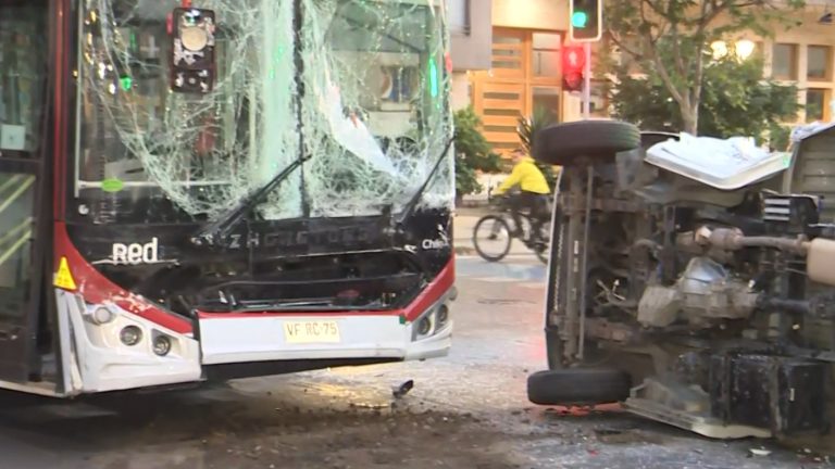 Colisión entre camión y bus deja 2 heridos y provoca corte de tránsito en Santiago Centro