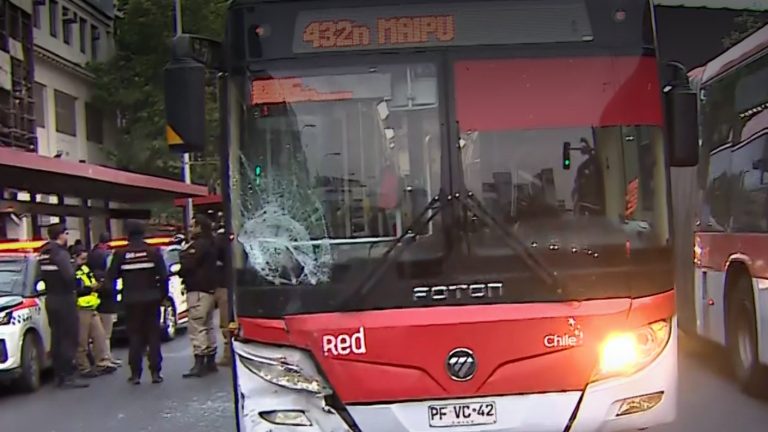 Choque múltiple se registró en la Alameda entre bus del Sistema Red, furgón de pasajeros y vehículo particular