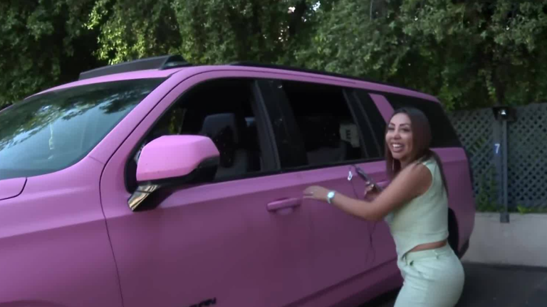 Lo está rifando: Esto cuesta llenar el estanque del lujoso auto de Naya Fácil