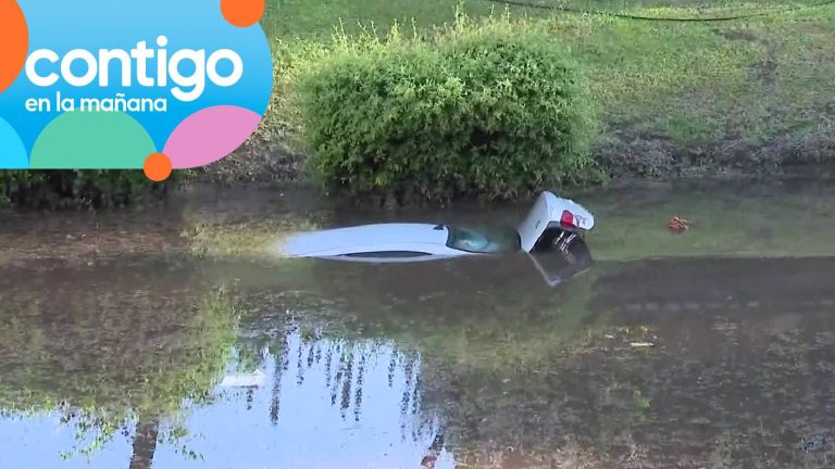 Mujer quedó atrapada con su auto en paso bajo nivel inundado y debió salir nadando: “Estaba congelada”