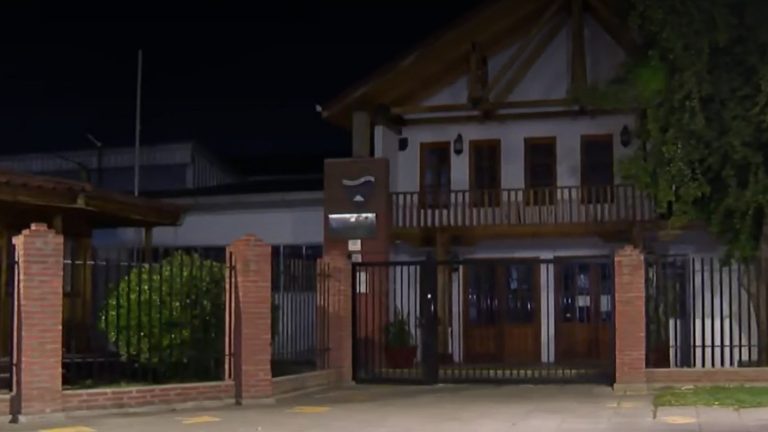 Le dispararon en ambas piernas: Estudiante fue golpeado y baleado afuera de colegio nocturno en Buin