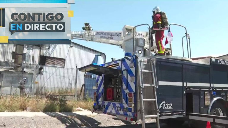 Emergencia por incendio en fábrica de madera en Renca: Testigos aseguran haber escuchado una explosión