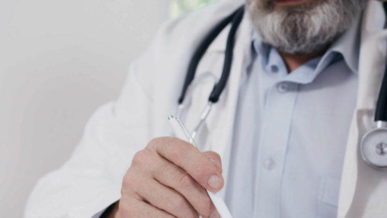 Formalizan a médico que emitió récord de licencias médicas fraudulentas: Le costó al Estado $13 mil millones