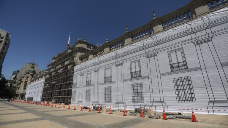 Polémica por remodelación de La Moneda: Municipio paraliza obras y apunta a falta de permisos