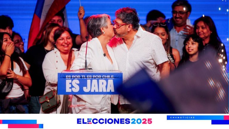 VIDEO | Ante pedido del público: Jeannette Jara besó a su pareja en medio de su discurso