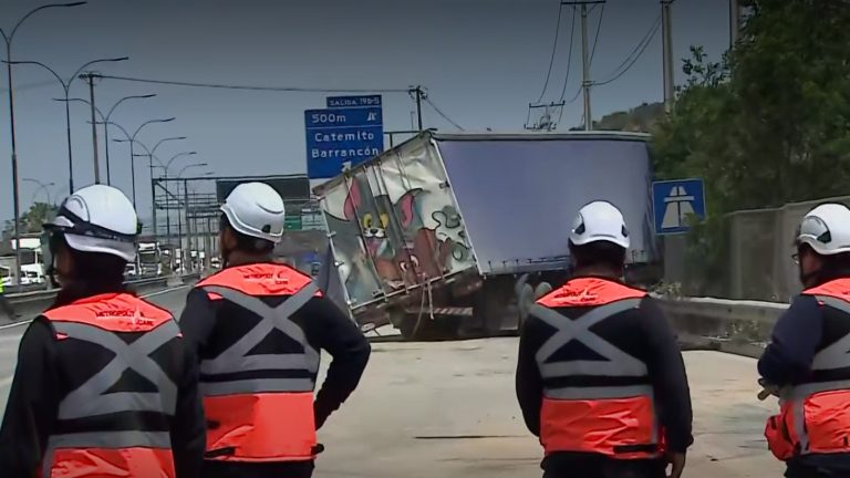 Choque de camiones en Ruta 5 provoca cierre total de autopista en San Bernardo