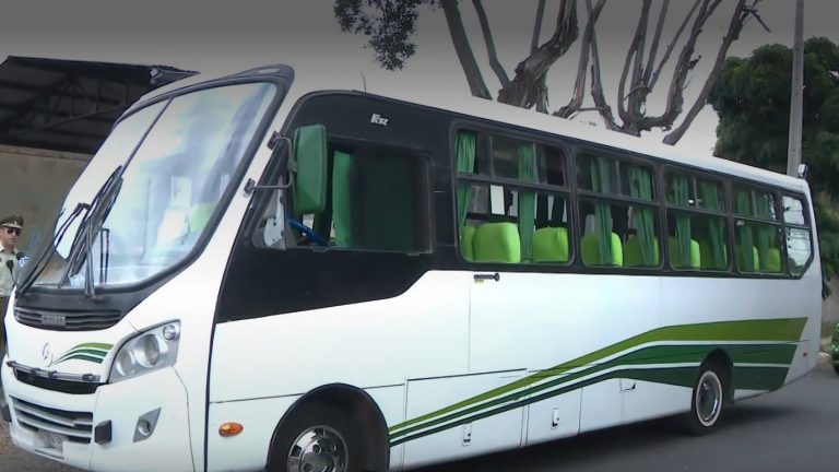 Micrero atropelló a inspector municipal, provocó accidente y huyó con pasajeros a bordo en San Bernardo