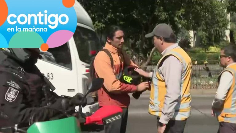 Motociclista huyó de fiscalización: Pidió disculpas tras casi atropellar a Carabineros y pasarse un rojo