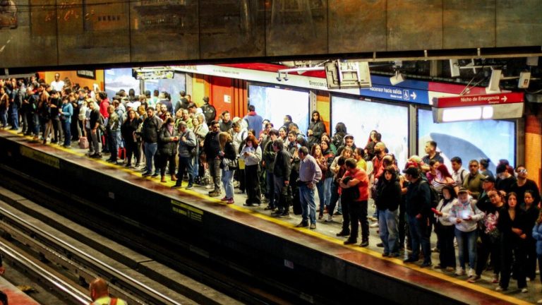 Paraderos colapsaron: Actualizan estado de la Línea 1 de Metro de Santiago tras suspensión de servicio