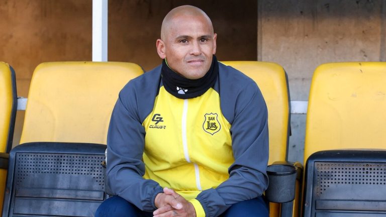 Del planeta gol a la pizarra: Humberto Suazo es anunciado como DT de San Luis de Quillota