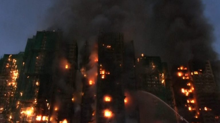 VIDEO | Gigantesco incendio en edificio residencial de Hong Kong deja 4 muertos
