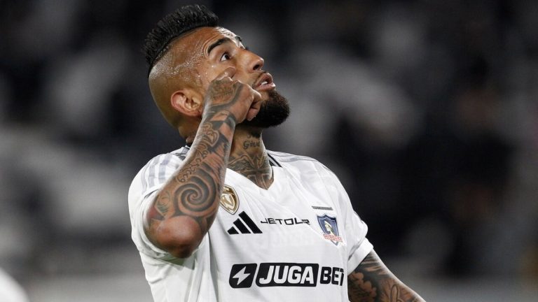 Aníbal Mosa alza la voz y aclara el futuro de Arturo Vidal en Colo Colo: “Los contratos los respetamos”