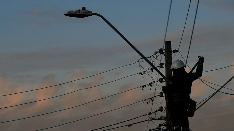 Lluvia en Santiago: Más de 12 mil clientes se mantienen sin luz en la RM y San Bernardo es la comuna más afectada