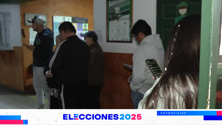 Ya hay filas en comisarías: Chilenos madrugaron para excusarse de votar en las Elecciones 2025
