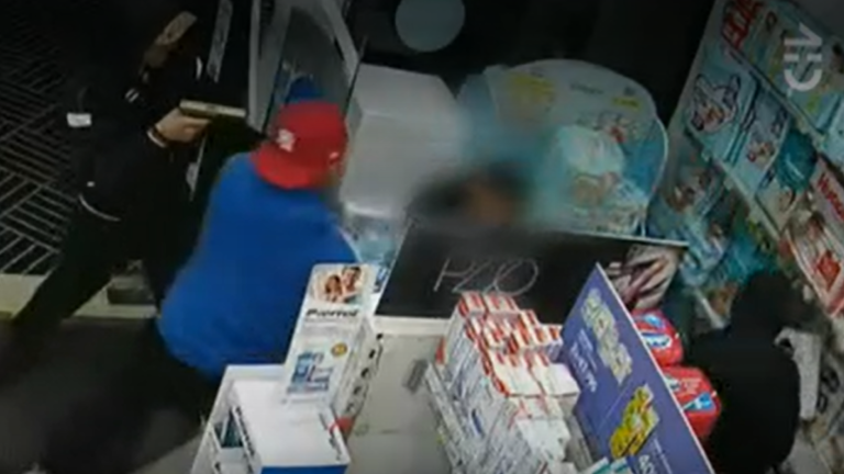 VIDEO | Cámaras de seguirdad captaron violento actuar de banda que asaltaba farmacias en sector oriente de Santiago