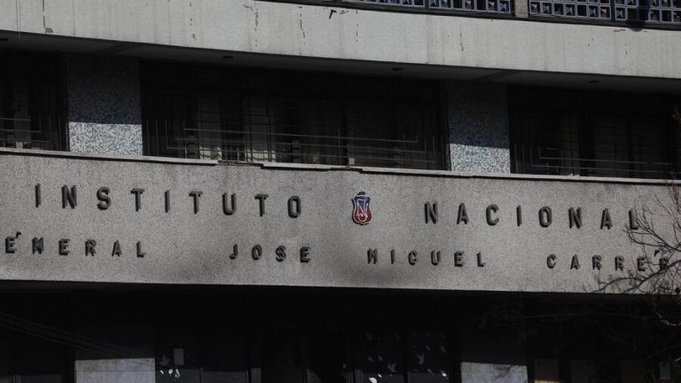 Tres profesoras fueron rociadas con bencina tras incidentes afuera del Instituto Nacional