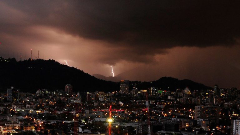 Estas son las 10 regiones de Chile que podrían tener tormentas eléctricas este jueves