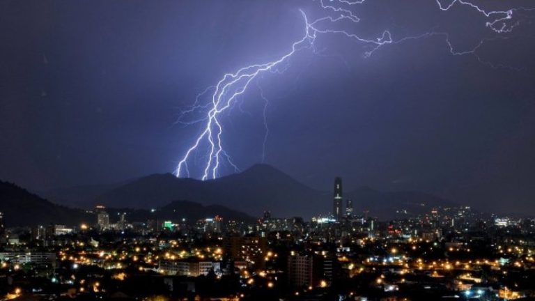 Al norte y al sur: Advierten que habrá tormentas eléctricas en 9 regiones de Chile