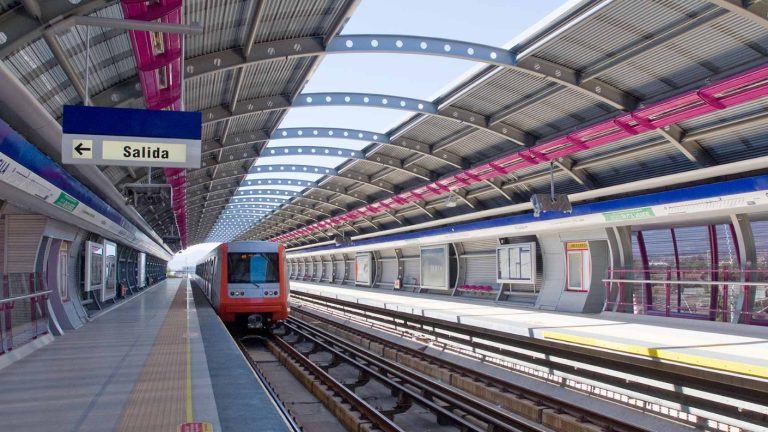 Reestablecen Línea 4 del Metro de Santiago tras interrupción por persona en la vía
