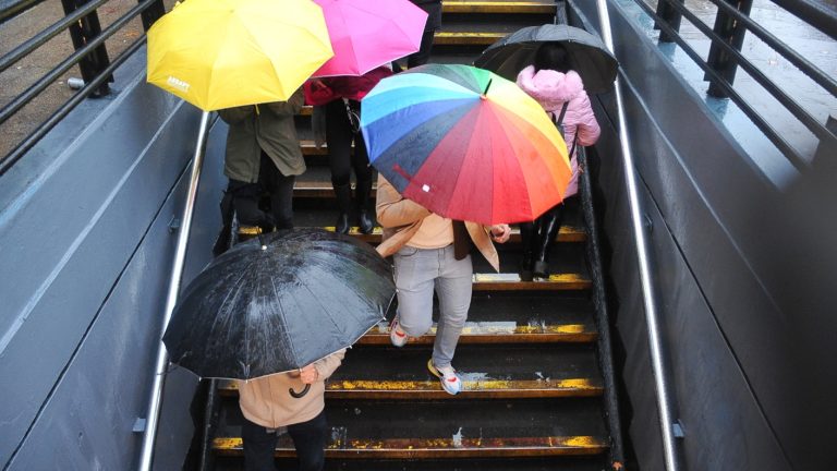 ¿Lluvia con temperaturas cálidas en Santiago? Anuncian llamativo fenómeno para el fin de semana