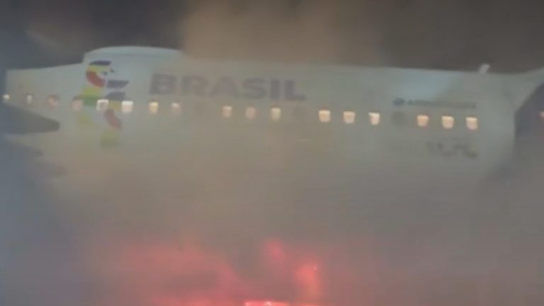 Tenso y dramático momento en aeropuerto: Videos muestran momento en que incendio obliga a suspender vuelo de LATAM