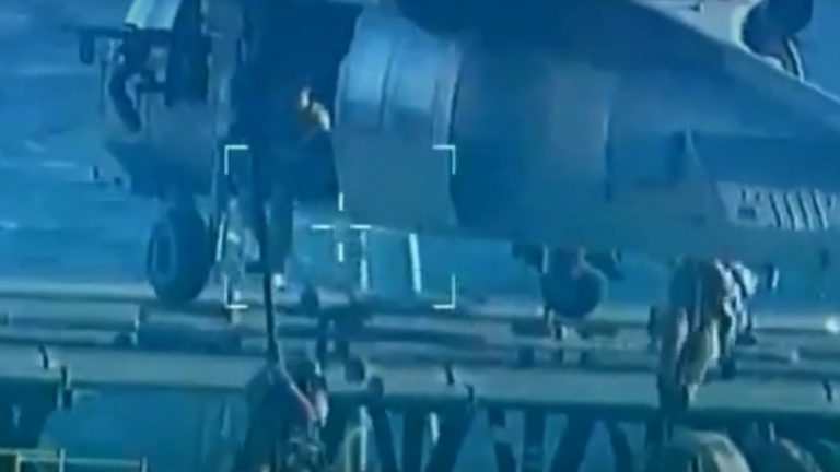 Llegaron en helicóptero: Video muestra como ejército estadounidense captura buque venezolano