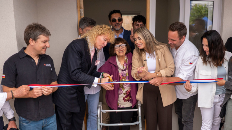 Farkas regaló 12 gift cards de $10 millones: Inauguró casas en Quilpué financiadas con venta de su mansión