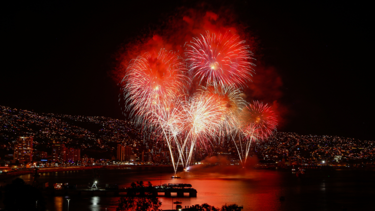 Año Nuevo 2026: Estas son las comunas con shows de drones y fuegos artificiales