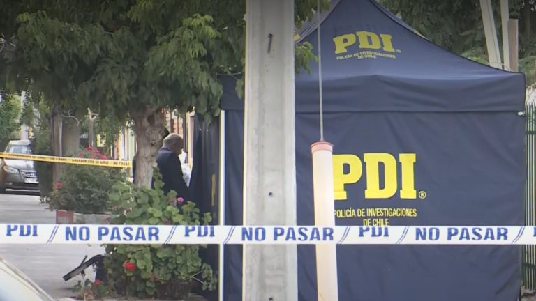 Hombre compartía con amigo en plaza y es asesinado a puñaladas en Puente Alto