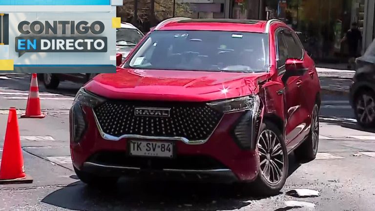 AHORA | Choque entre auto y bus RED provocó gran congestión vehicular en Providencia