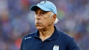 Preocupación por Nelson Acosta: Ex DT de La Roja fue internado en la Clínica Alemana en Santiago