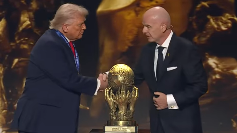 En pleno sorteo del Mundial: Donald Trump recibió el premio de la Paz FIFA 2025