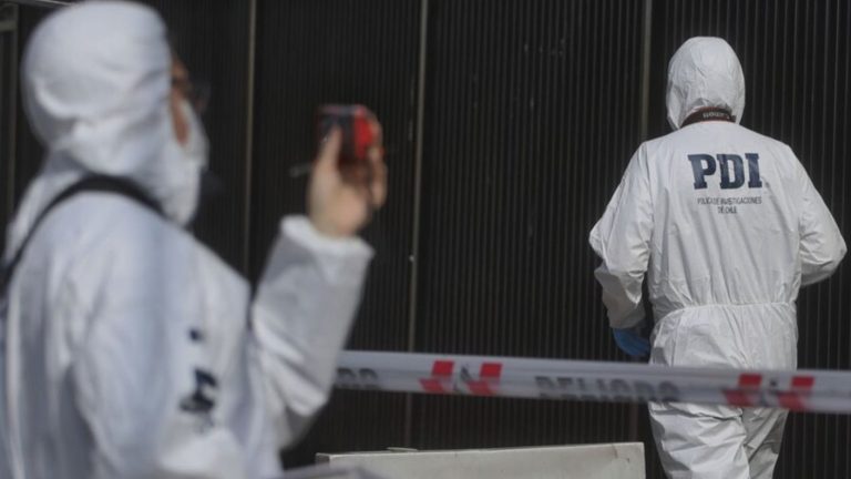Investigan presunto femicidio y suicidio tras hallazgo de dos cuerpos en departamento de Santiago