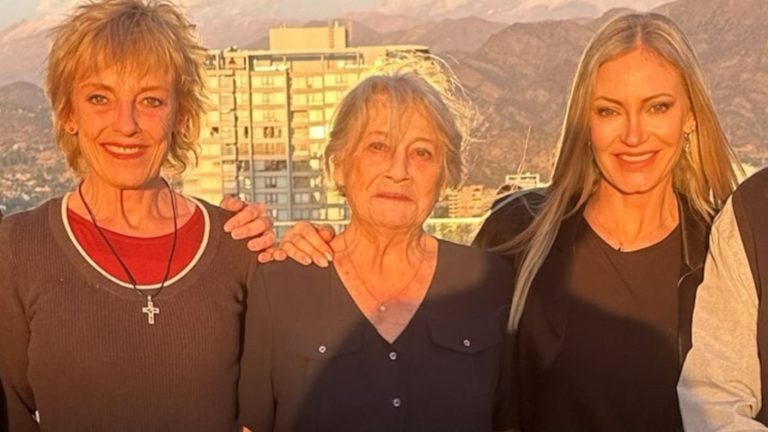 “Primera vez en siglos”: Marcela Vacarezza respondió odiosos comentarios tras foto con su hermana Adriana